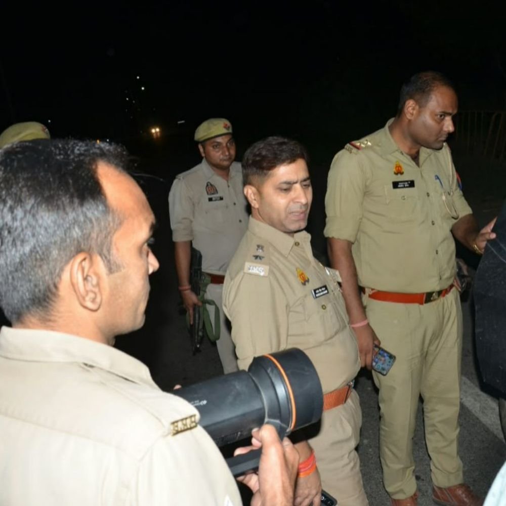 बागपत में एएसपी ने हाईवे पर संदिग्ध वाहन खंगाले:सुरक्षा को लेकर पुलिसकर्मियों को दिए निर्देश, बिना वजह खड़े वाहनों पर कार्रवाई की चेतावनी