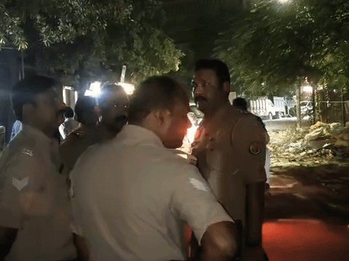 कस्टमर की धोखाधड़ी से परेशान बैंक मैनेजर ने किया सुसाइड:पत्नी को किया आखिरी मैसेज- नितिन ने सब किया, मेरी कोई गलती नही...