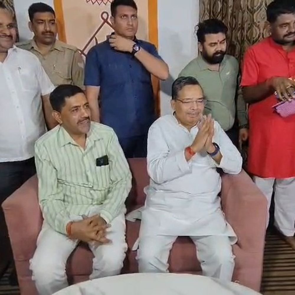 लखनऊ में नवरात्रि पर कालीबाड़ी मंदिर पहुंचे पर्यटन मंत्री:जयवीर सिंह ने मां काली के दर्शन कर की पूजा-अर्चना, बोले- योगी सरकार में त्योहार शांतिपूर्ण तरीके से मनाए जा रहे