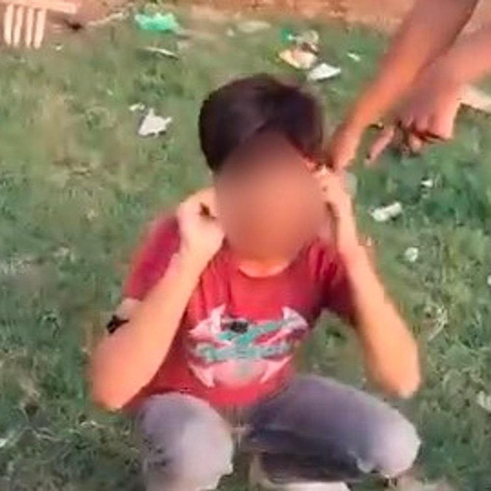 इंस्टाग्राम पर कमेंट करने पर बेल्ट से पीटा, VIDEO:युवकों ने लात-घूसे मारे, कान पकड़वाकर माफी मंगवाई; बाइक में बैठाकर ले गए