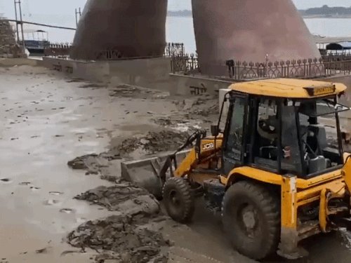 काशी के घाटों पर JCB चल रही:मणिकर्णिका घाट पर 100 किलो कपड़ा-कचरा निकाला, अस्सी से राजघाट तक सीढ़ियों पर कीचड़
