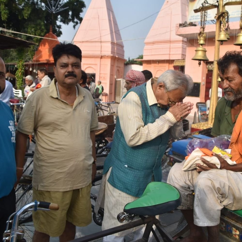 सांसद लक्ष्मीकांत वाजपेई ने चलाया सेवा संकल्प अभियान:पीएम मोदी के 25 साल पूरे होने पर 38 रिक्शा चालकों को दी सहायता