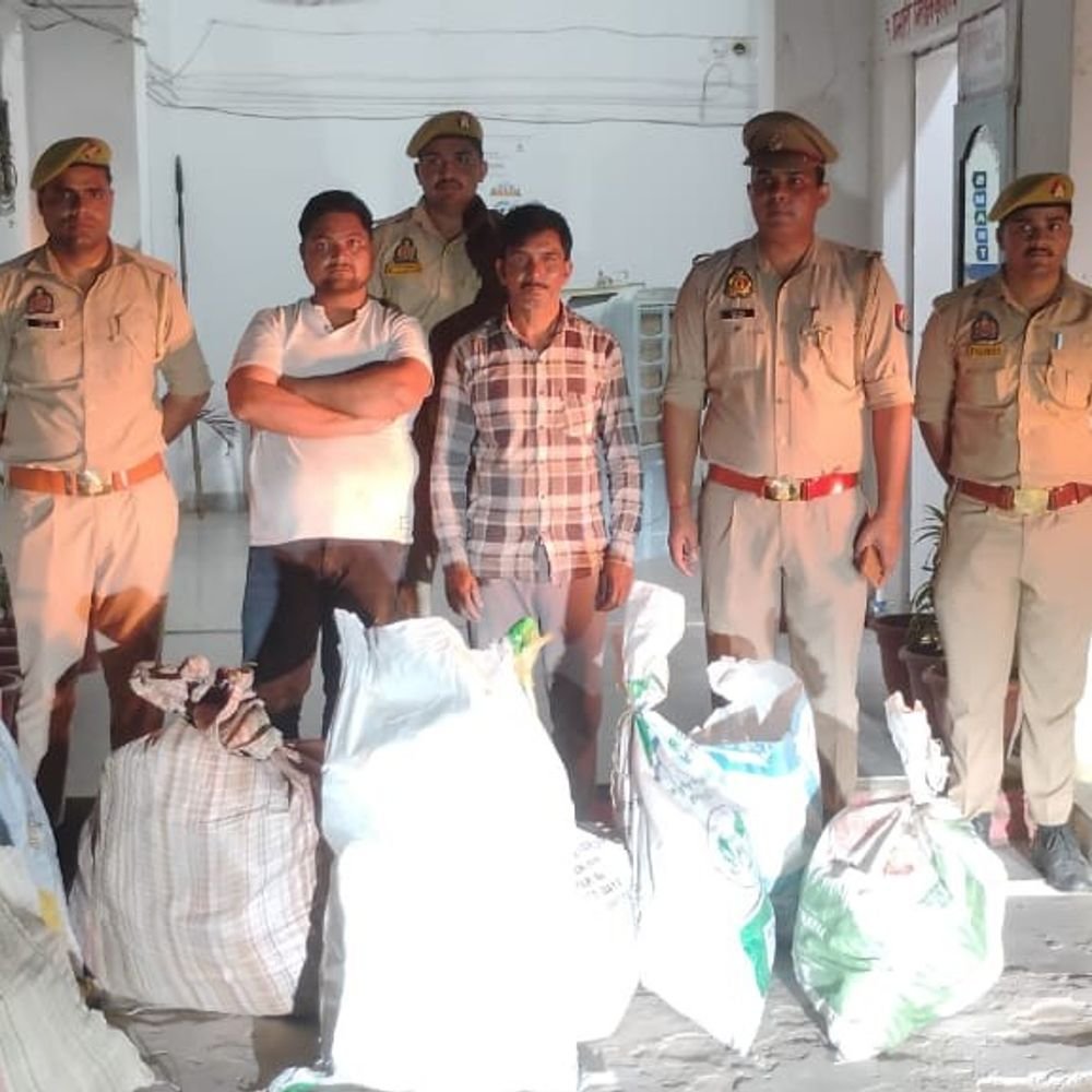 औरैया में अवैध पटाखे बनाने के आरोप में दो गिरफ्तार:घर से 191 किलो बने-अधबने पटाखे और 21 किलो बारूद बरामद