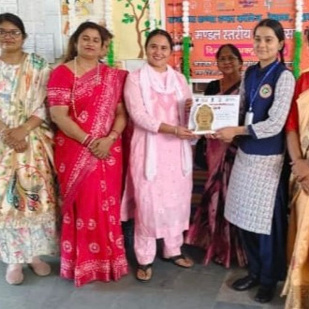 खेल से कला तक मुजफ्फरनगर की बेटियों का जलवा:कुश्ती में लक्षी ने जीता गोल्ड, अनन्या-अक्षिता मंडलीय स्तर पर प्रथम; प्रधानाचार्या ने बधाई दी