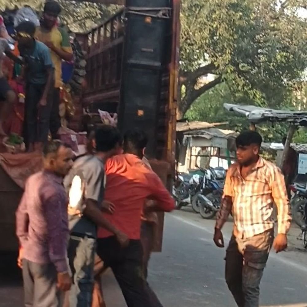 फतेहपुर में नवरात्र विसर्जन के दौरान ओवरटेक पर विवाद:दबंगों ने युवकों को पीटा, वीडियो बना रहे युवक का मोबाइल भी तोड़ा
