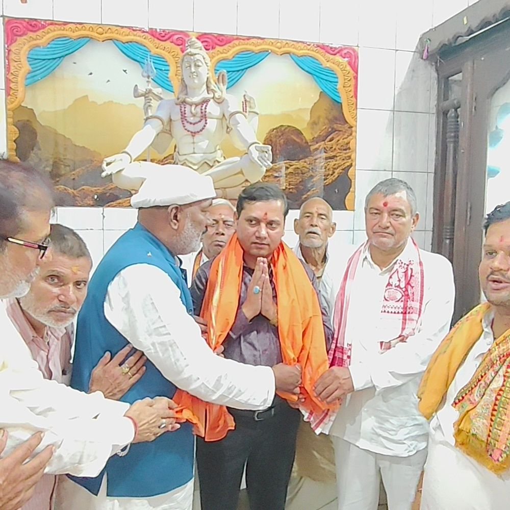 बलिया में आनंद दुबे का हुआ स्वागत:वरिष्ठ कोषाधिकारी ने संभाला पदभार, नागेश्वर महादेव मंदिर में की पूजा-अर्चना