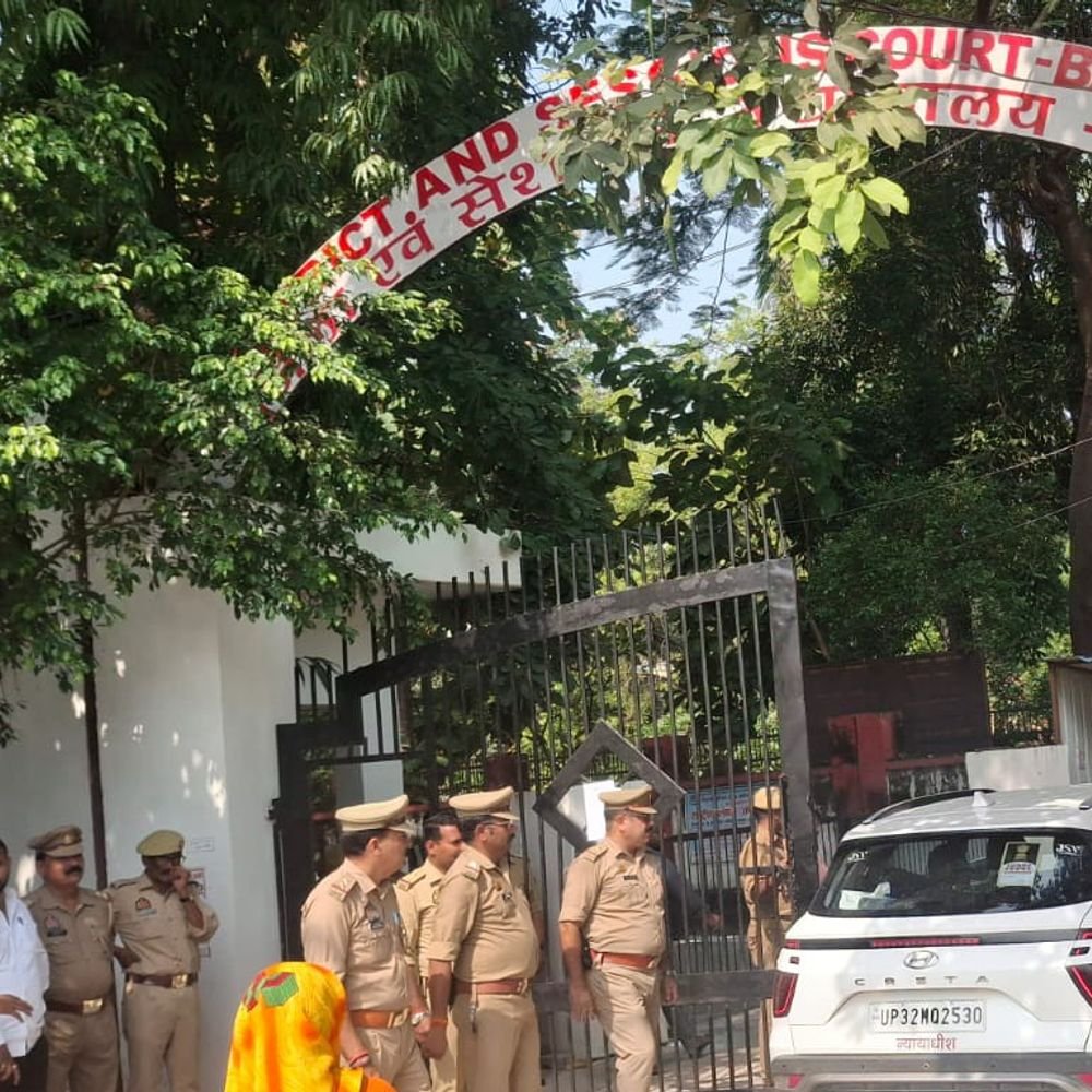 बाराबंकी में अधिवक्ताओं का सामूहिक अवकाश:गेट नंबर एक से वाहन प्रवेश रोकने पर नाराजगी, 6 अक्टूबर को प्रदर्शन