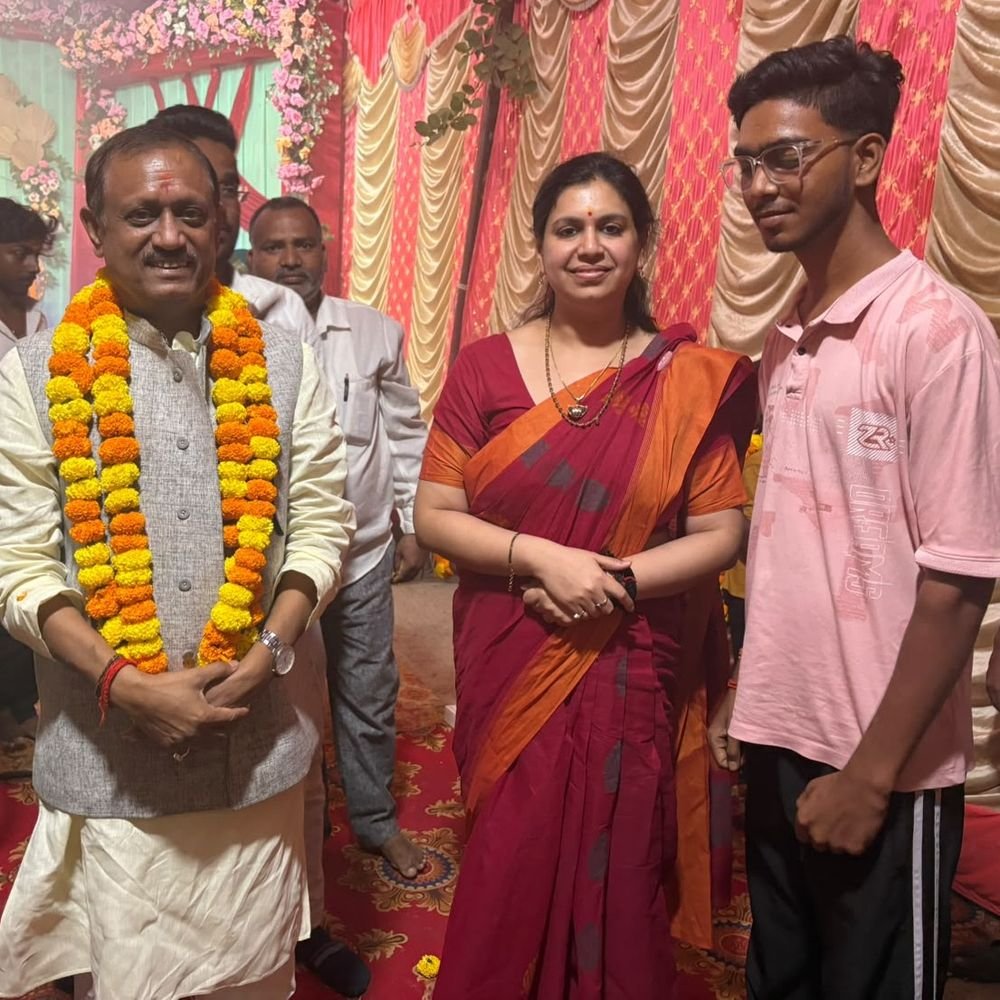 दुर्गा पंडाल में साथ दिखीं दिव्या मित्तल और मनोज श्रीवास्तव:सियासी गलियारों में चर्चाएं तेज, बनाई है नई राजनीतिक पार्टी