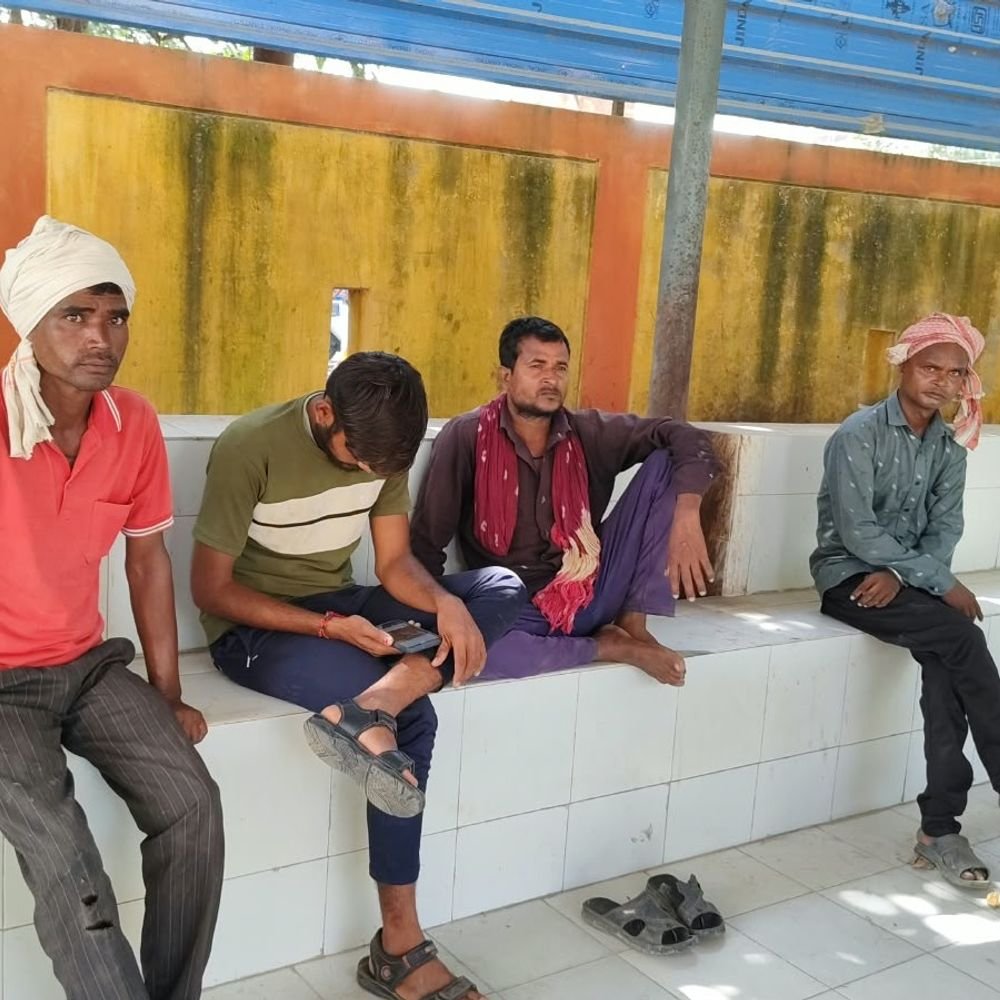 उन्नाव में मजदूर ने नीम के पेड़ से फांसी लगाई:रावतपुर गांव के खेत में मिला शव, पुलिस जांच में जुटी