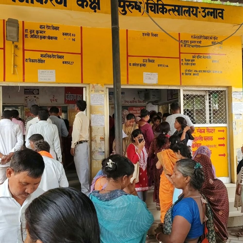 मौसम बदलने से जिला अस्पताल में मरीजों की भीड़ बढ़ी:एक हजार से ज्यादा मरीज पहुंचे, जुकाम-बुखार और उल्टी-दस्त के मामले