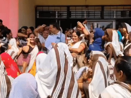फर्रुखाबाद में आशा-संगिनियों का प्रदर्शन:एक कार्यकर्ता की बिगड़ी तबीयत, मानदेय बढ़ाने समेत 7 मांगें रखीं