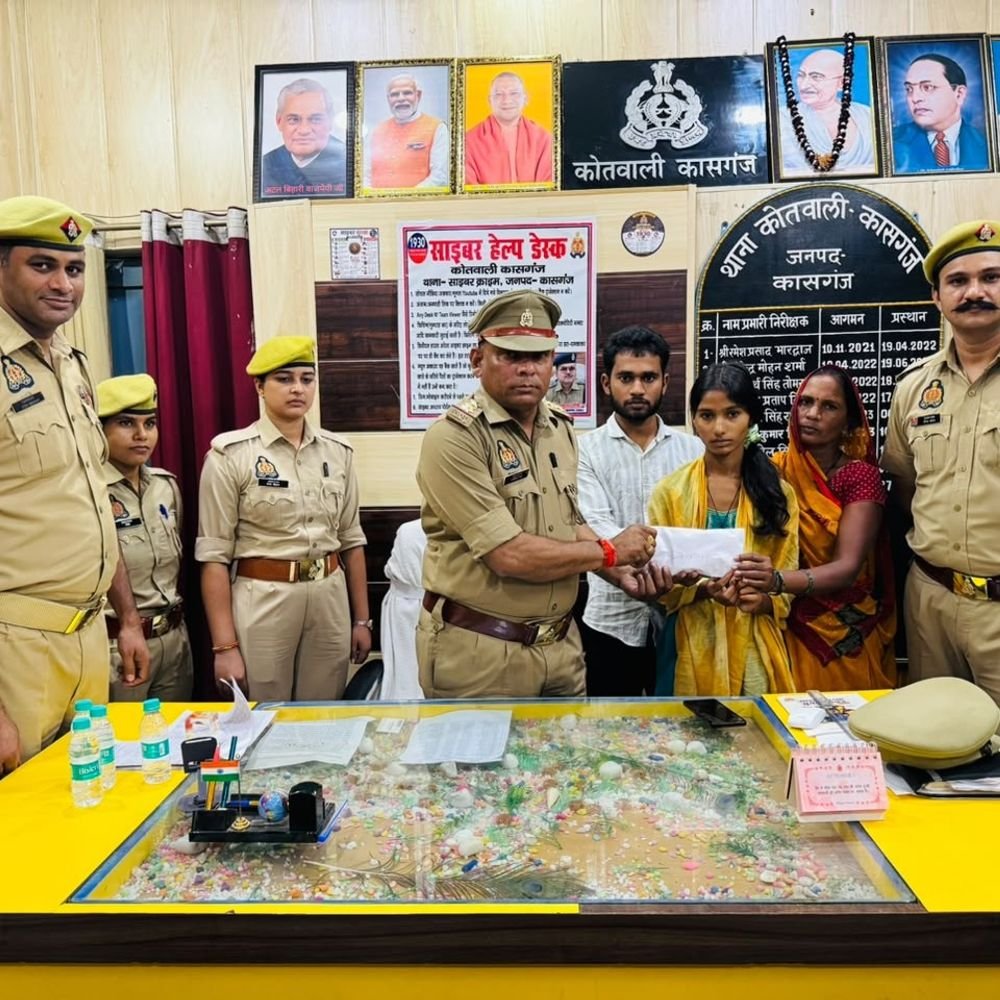 फीस न जमा होने से घर से निकली छात्रा:कासगंज में पुलिस और लोगों ने जुटाए ₹60,200, पढ़ाई जारी रखने में की मदद