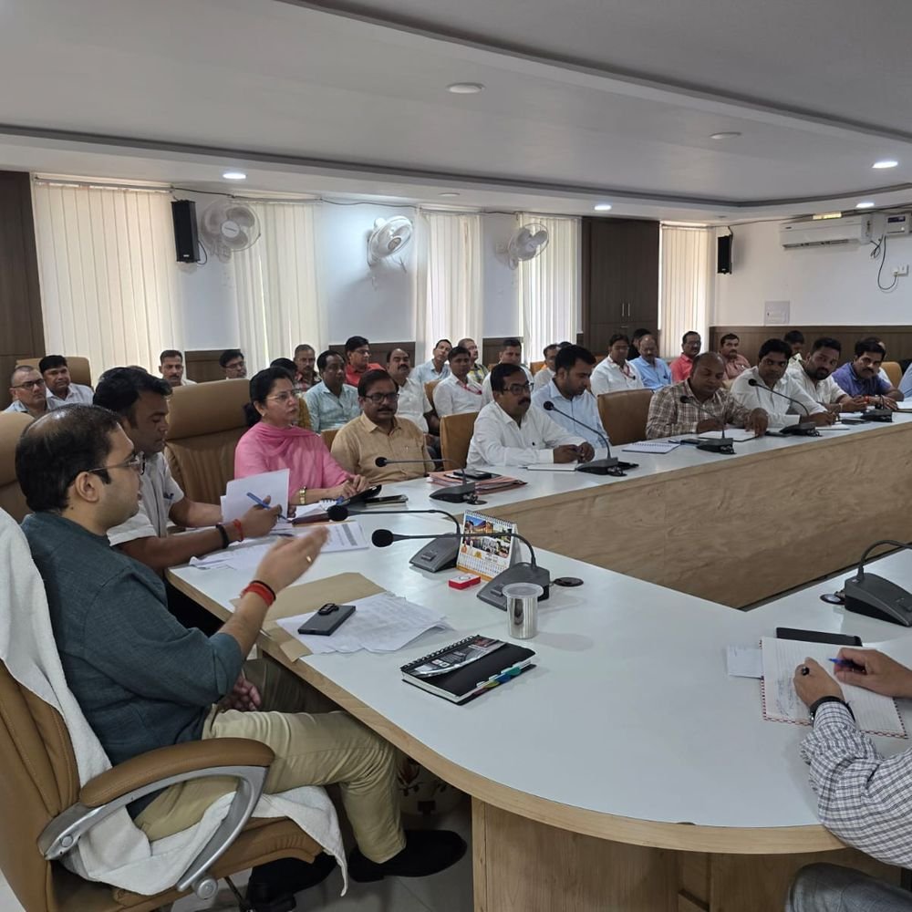 मऊ में शिक्षक निर्वाचन को लेकर बैठक हुई:सीडीओ ध्रुव खड़िया ने निष्पक्ष चुनाव कराने के निर्देश दिए