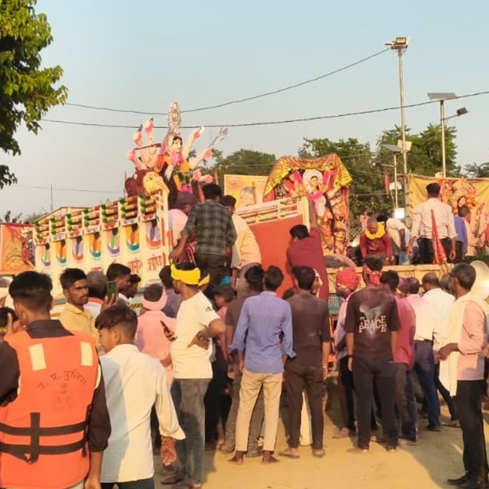 ग्रामीण क्षेत्रों में हो रहा मूर्ति-विसर्जन, घाटों पर पुलिस मुस्तैद:मां कामाख्या धाम में 25 हजार श्रद्धालुओं ने ग्रहण किया प्रसाद