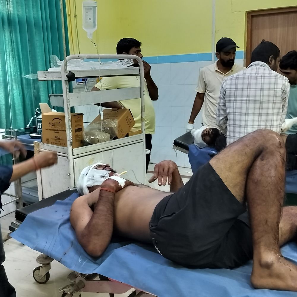 अयोध्या में ट्रक में घुसी अर्टिगा, 3 की मौत:तीनों पेशेवर टेनिस खिलाड़ी; 3 गंभीर घायल, लखनऊ से देवरिया लौट रहे थे