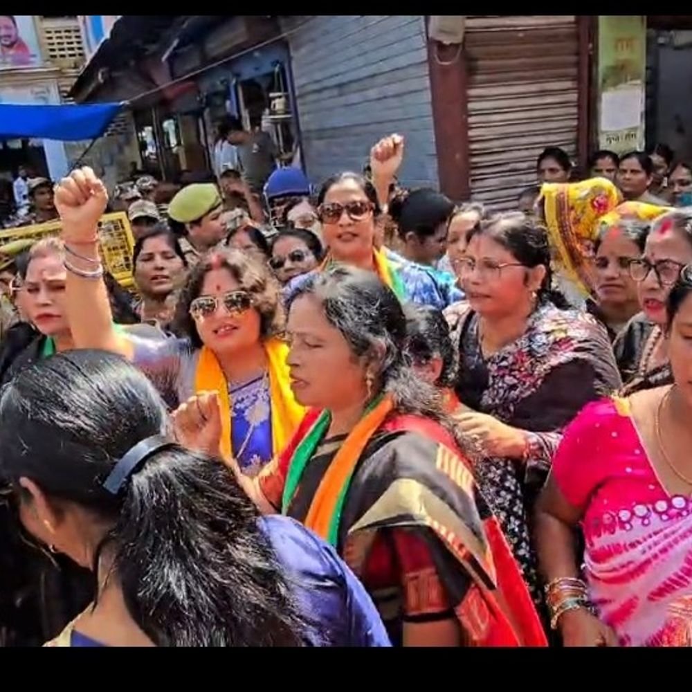 बहराइच में कांग्रेस कार्यालय का घेराव:महिला पुलिसकर्मी से कथित अभद्रता के विरोध में राहुल गांधी के खिलाफ नारेबाजी
