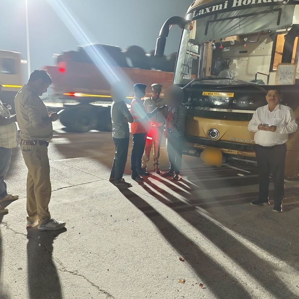 फतेहपुर में आधी रात को चला 'मीट एंड ग्रीट' अभियान:स्लीपर बसों की जांच कर यात्रियों को सुरक्षा के प्रति जागरूक किया गया