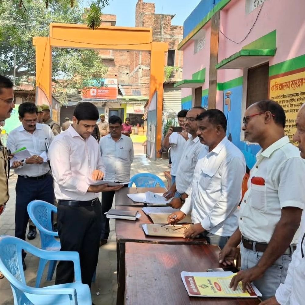मऊ में मतदाता सूची पुनरीक्षण अभियान:डीएम ने 8 बूथों का किया निरीक्षण, नए युवाओं के नाम जोड़ने के निर्देश
