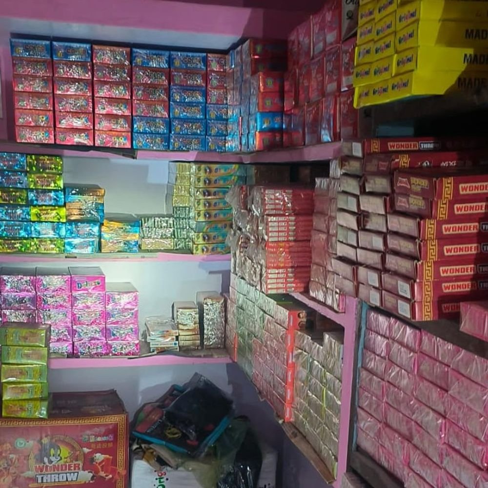 मऊ में पुलिस ने 3.50 लाख के अवैध पटाखे पकड़े:इंदारा कस्बे से एक आरोपी गिरफ्तार, घर में छिपाकर बेच रहा था
