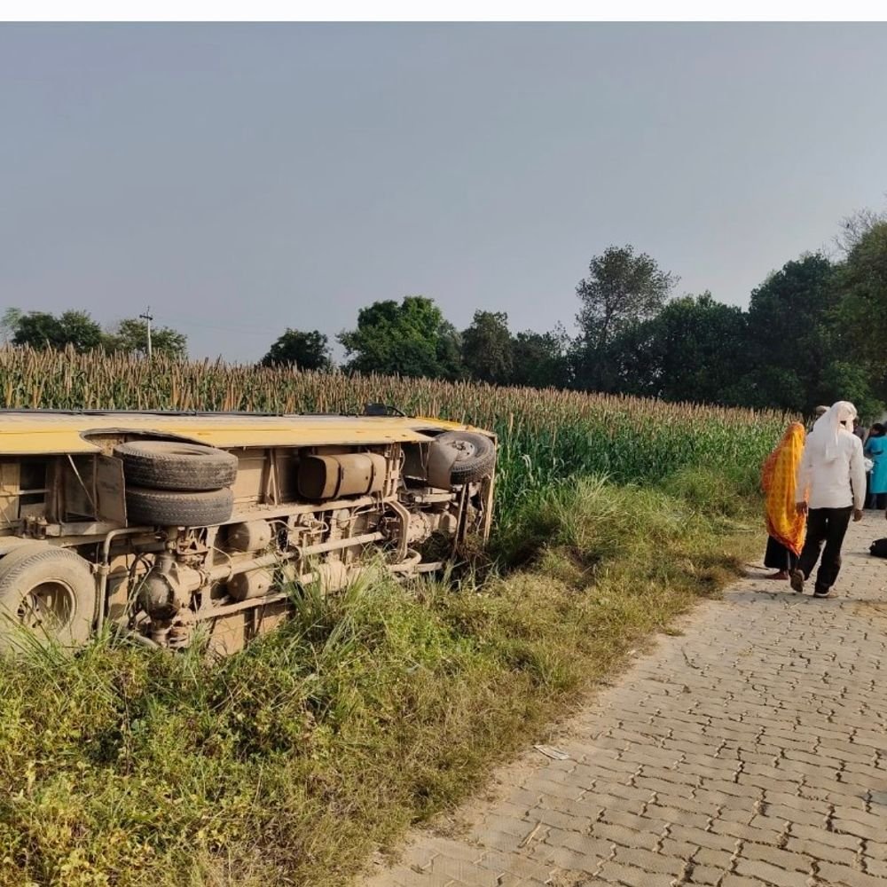 स्कूल जा रहे बच्चों की बस खेत में पलटी:कानपुर देहात में ग्रामीणों ने बच्चों को सुरक्षित बाहर निकाला