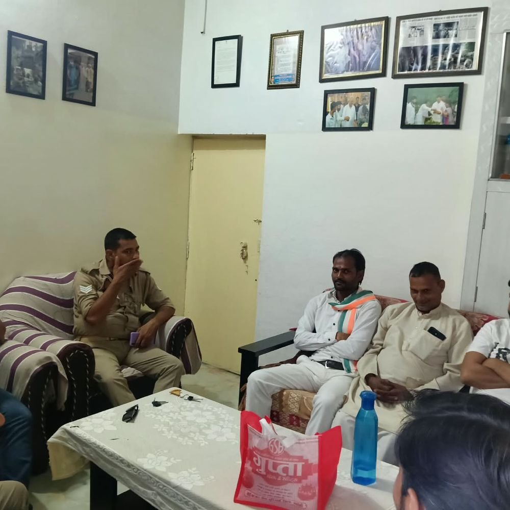 ज्ञानेश कुमार के इस्तीफे की मांग पर कांग्रेस अध्यक्ष नजरबंद:भदोही में युवा अध्यक्ष भी रोके गए, दिल्ली आंदोलन के चलते कार्रवाई का आरोप