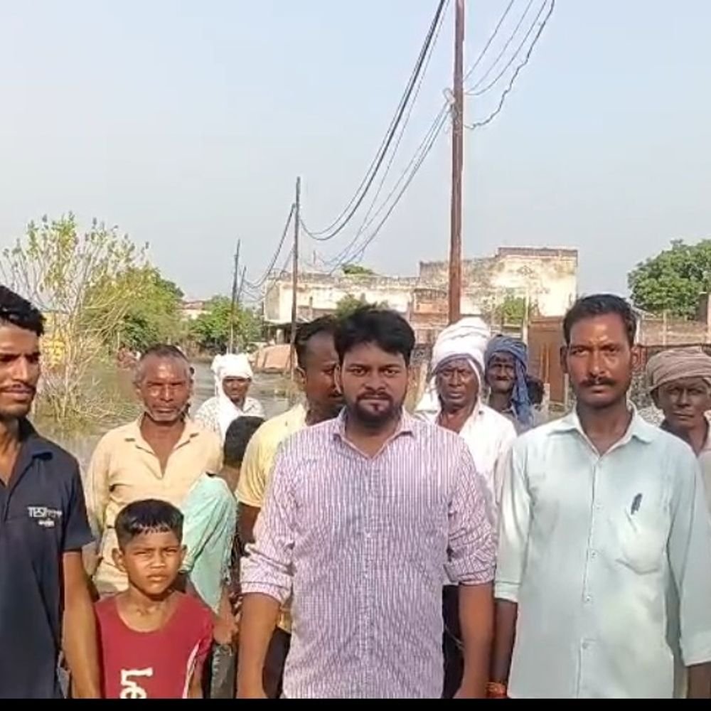 कानपुर के बैकुंठपुर में जलभराव:रास्ते डूबे, स्कूल जाना मुश्किल; ग्रामीणों ने दी धरने की चेतावनी