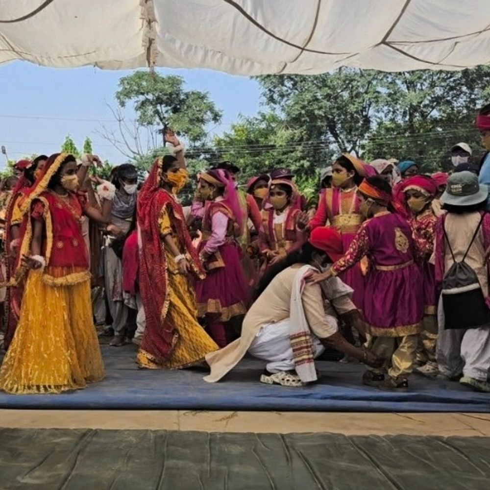 दयालबाग में गुरु महाराज के भंडारे में जुटी संगत:धान की झड़ाई और प्रीतिभोज, देश-विदेश के सतसंगियों ने की सेवा