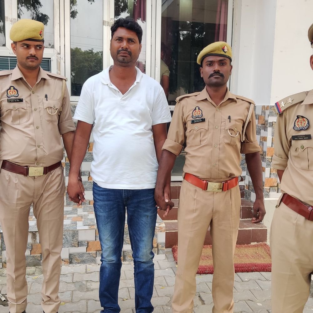 आजमगढ़ पुलिस ने फरार चल रहे गैंगस्टर को किया गिरफ्तार:11 मुकदमे हैं दर्ज, होली पर फायरिंग कर जानलेवा हमले के मामले में जा चुका है जेल