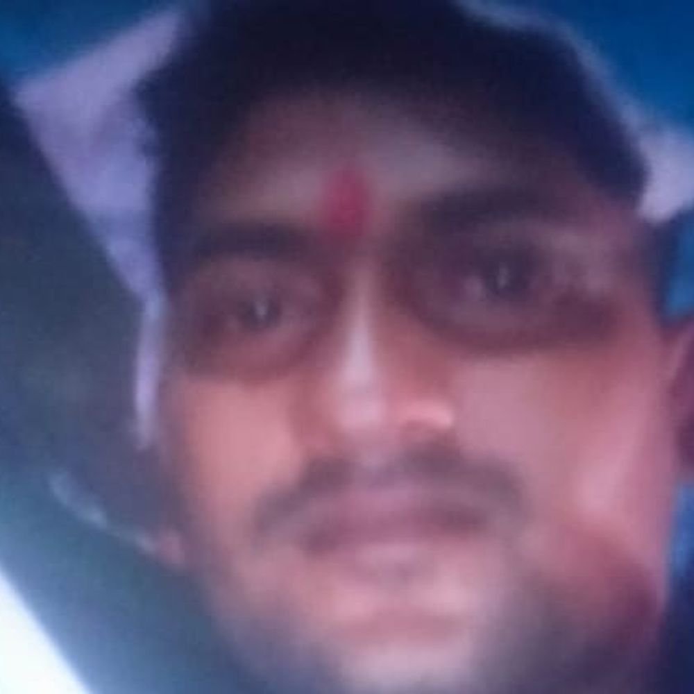 उन्नाव में पुलिया से टकराकर बाइक गिरी, पिता की मौत:चाट का ठेला लगाकर परिवार पालता था , 5 साल का बेटा गंभीर घायल
