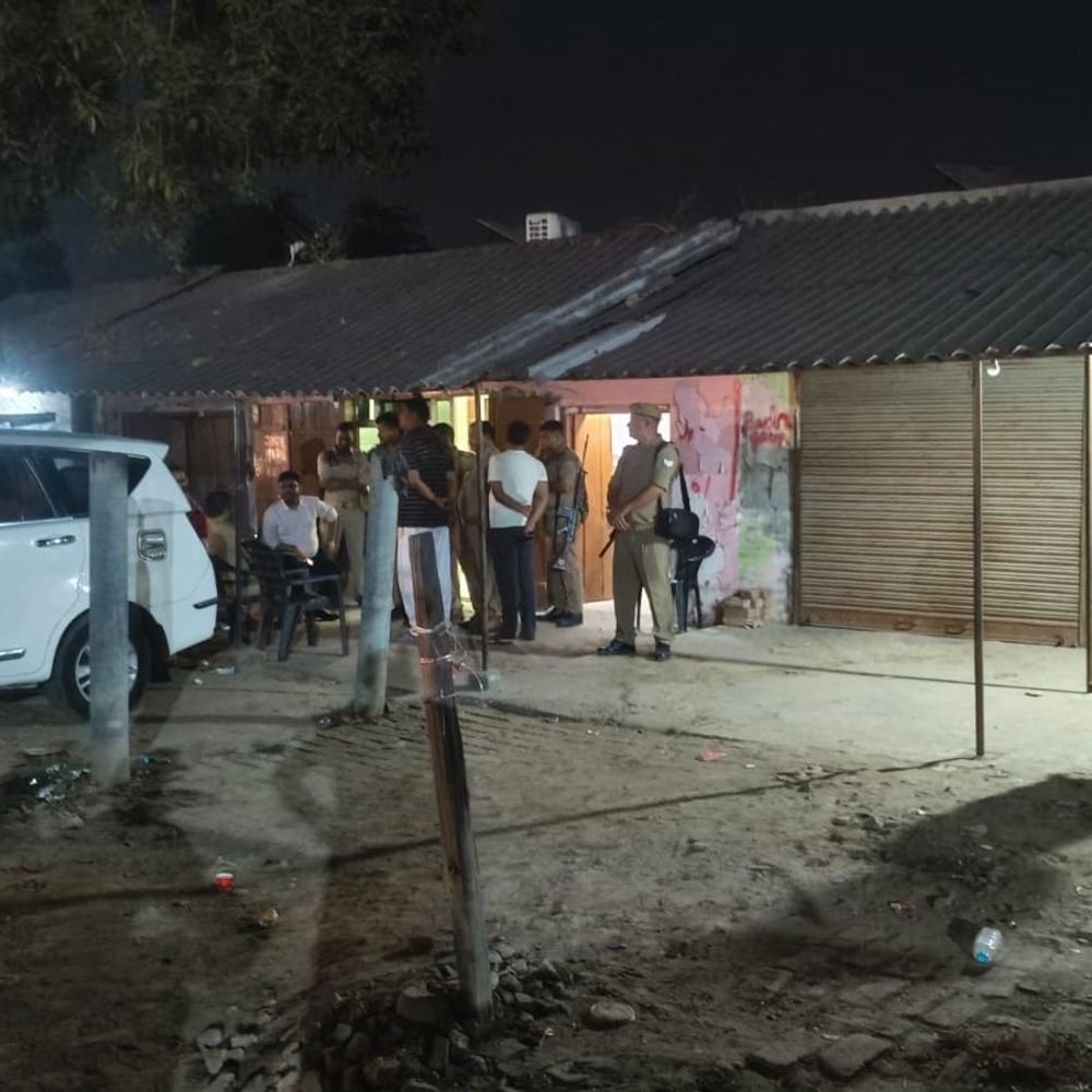 बाराबंकी में मेंथा कारोबारियों के ठिकानों पर छापेमारी:आयकर विभाग की टीम ने मारा छापा, खंगाले दस्तावेज