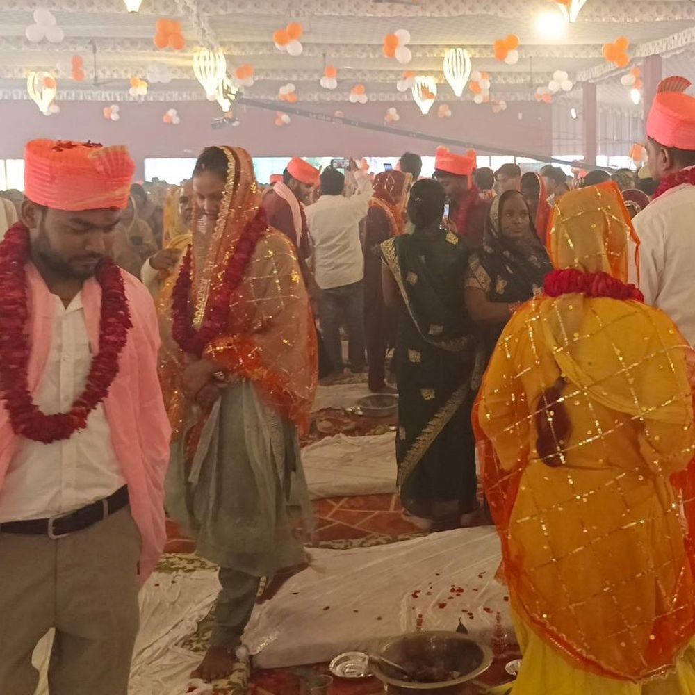 गोंडा में 208 जोड़े विवाह बंधन में बंधे:191 हिंदू और 17 मुस्लिम जोड़ों की शादी, नवदंपतियों को मिले उपहार