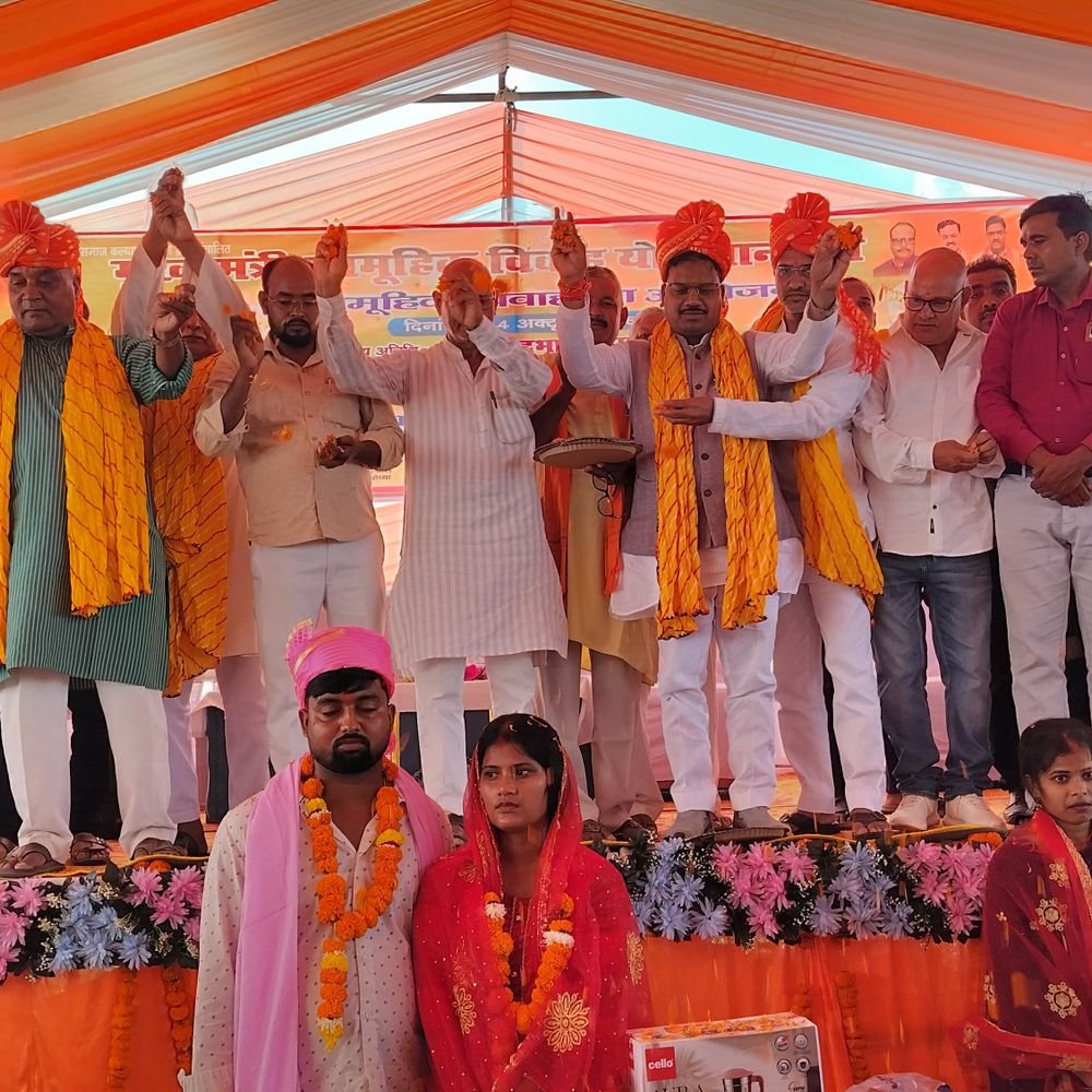 मिल्कीपुर में 185 जोड़ों का सामूहिक विवाह:शारदीय नवरात्र पर विधायक ने दिया आशीर्वाद, दो मुस्लिम जोड़ों का निकाह भी हुआ