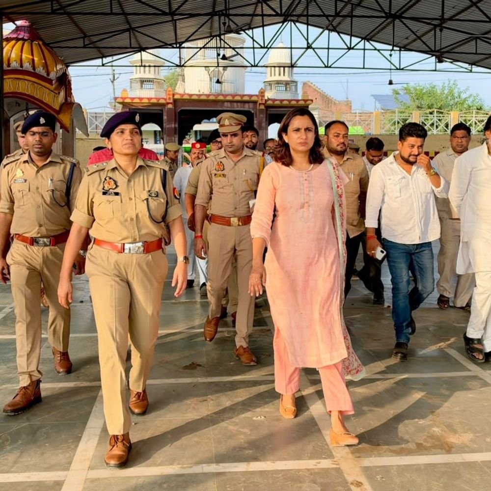 फर्रुखाबाद में नवरात्रि-दशहरा की तैयारियों का निरीक्षण:डीएम-एसपी ने मंदिरों और मेला स्थलों का लिया जायजा, सुरक्षा के लिए बैरिकेडिंग के निर्देश