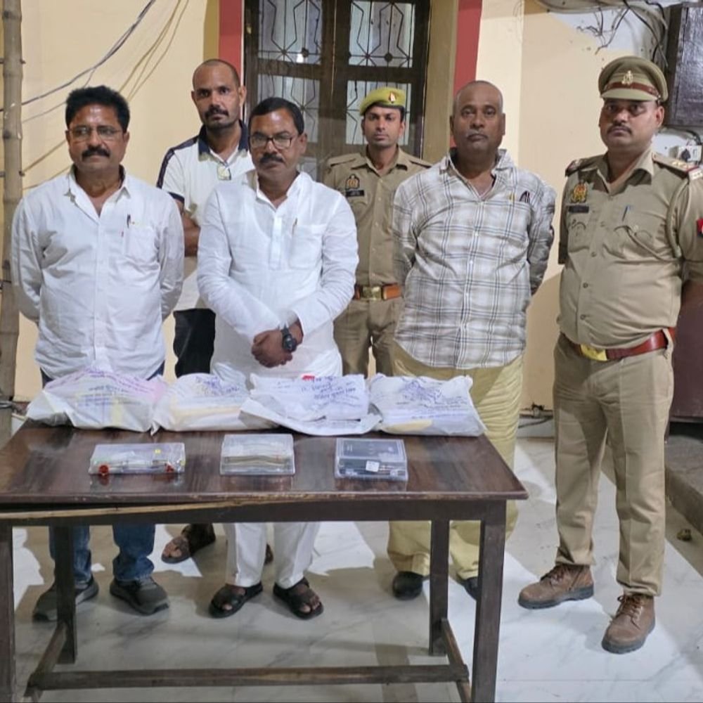 आजमगढ़ में 241000 के साथ चार लोग हिरासत में:शिक्षक एमएलसी चुनाव में बांटने के लिए ले जा रहे थे 2.41 लाख रुपये और प्रचार सामग्री बरामद