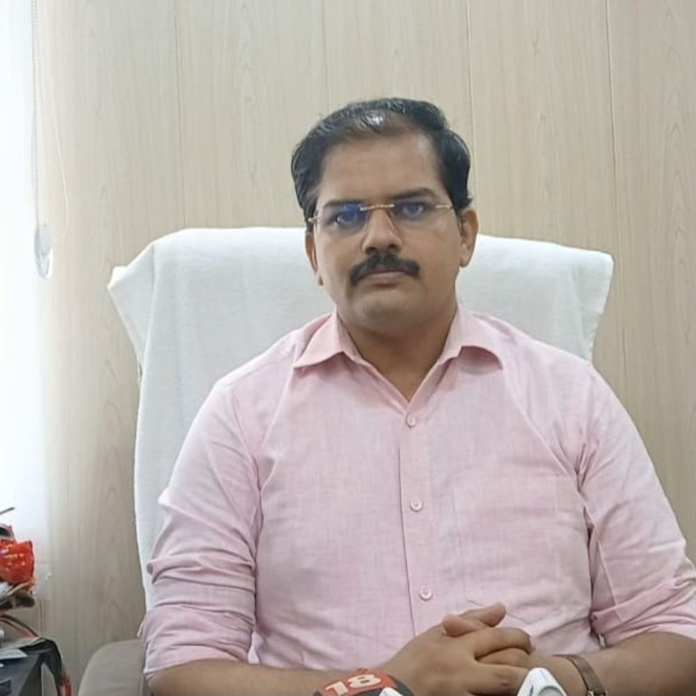 अमेठी में स्कूल से गायब मिले शिक्षक-कर्मचारी, हुए निलंबित:BSA ने किया था निरीक्षण, बच्चों को पढ़ाता मिला बाहरी व्यक्ति