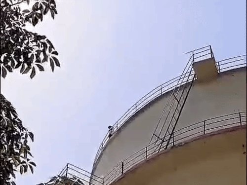 पानी टंकी पर चढ़कर खुदकुशी को धमकाने वाली पर FIR:प्रयागराज में 16 घंटे बाद उतरी थी, जाम लगाने में 50 अन्य पर भी केस