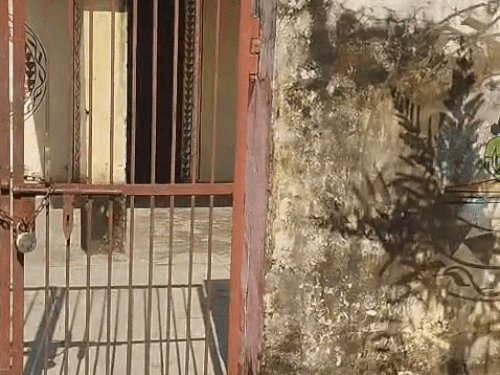 मेरठ में 200 से ज्यादा आयुष्मान आरोग्य मंदिरों पर ताले:लखनऊ में हड़ताल पर बैठे सीएचओ, लगभग 4000 मरीज रोजाना हो रहे प्रभावित