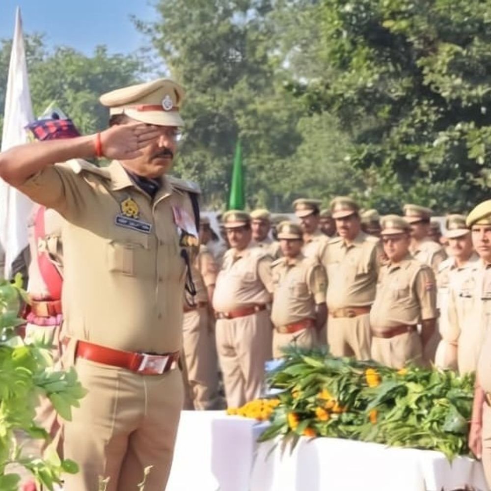 मऊ पुलिस लाइन में शहीद पुलिसकर्मियों को श्रद्धांजलि:पुलिस स्मृति दिवस पर एसपी ने अर्पित किए श्रद्धा-सुमन, देशभर में 154 जवान शहीद