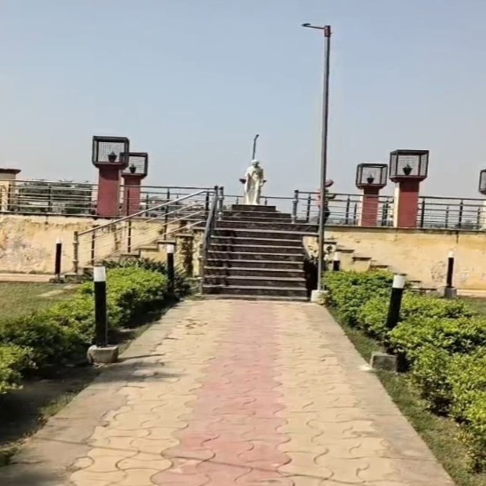 शाहजहांपुर में गांधी पार्क बदहाल, प्रतिमा से छतरी गायब:गांधी जयंती से पहले नगर निगम-प्रशासन की अनदेखी, झूले-बेंच टूटे और नाम भी मिट गया