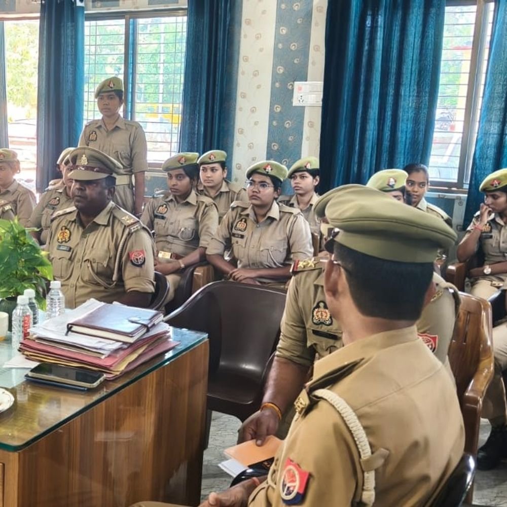 सिकंदरपुर में मिशन शक्ति पर बैठक:क्षेत्राधिकारी ने दिए महिला बीट पुलिस को निर्देश, त्वरित कार्रवाई और संवाद पर जोर