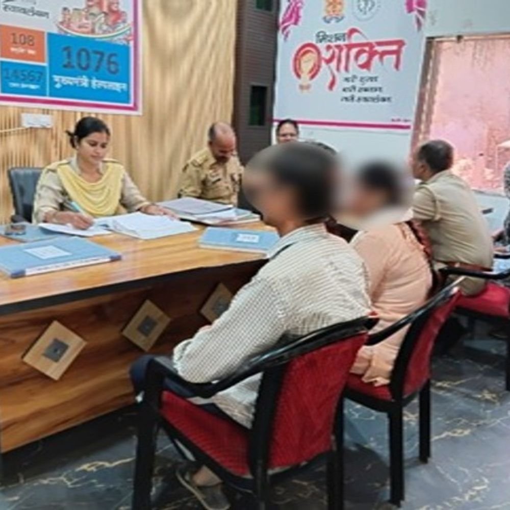 मिशन शक्ति का 6 वां फेस:मथुरा पुलिस कर रही नवरात्र में बालिकाओं और महिलाओं को जागरूक, 1 दिन में 4 जोड़ों का कराया सुलहनामा