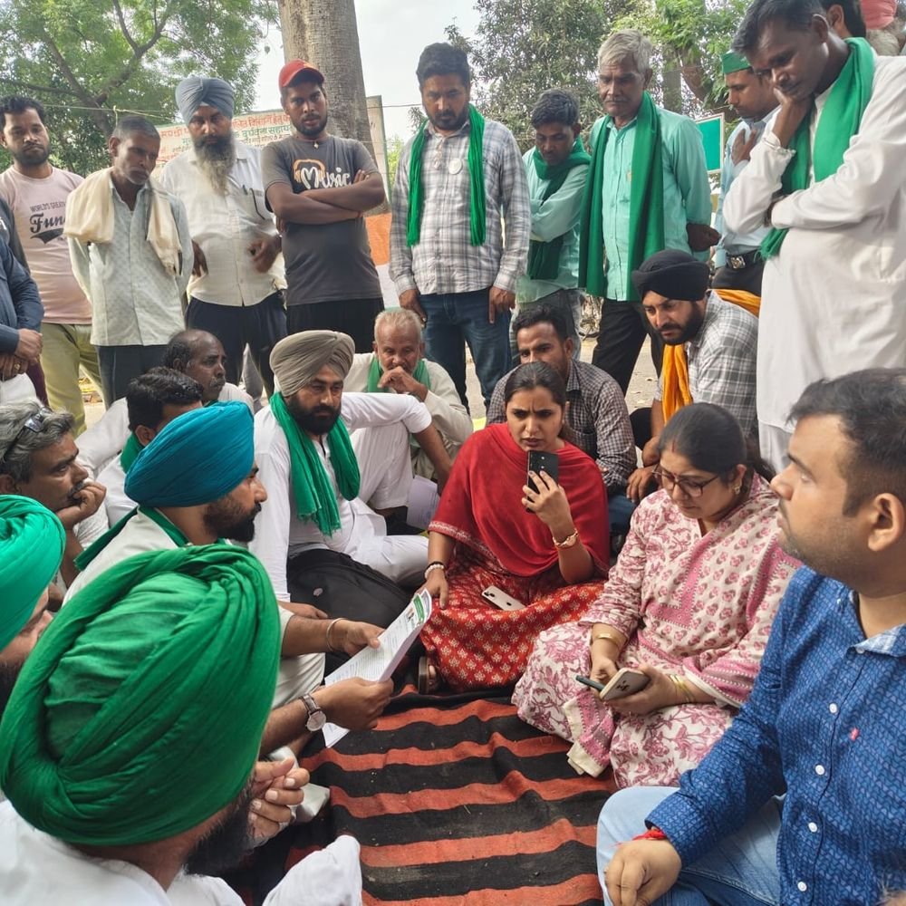 धान खरीद न होने पर किसानों ने हाईवे किया जाम:सरकारी क्रय केंद्र चालू करने, ऑनलाइन खाद व्यवस्था हटाने की मांग; एसडीएम के आश्वासन पर माने