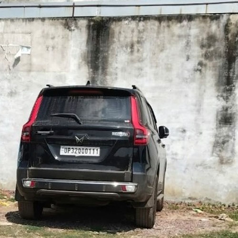 मॉडल श्रद्धा दुबे की कार भारत-नेपाल सीमा पर मिली:कारोबारी शिवा शर्मा हत्याकांड की मुख्य आरोपी है, 10 अक्टूबर से पार्किंग में खड़ी थी