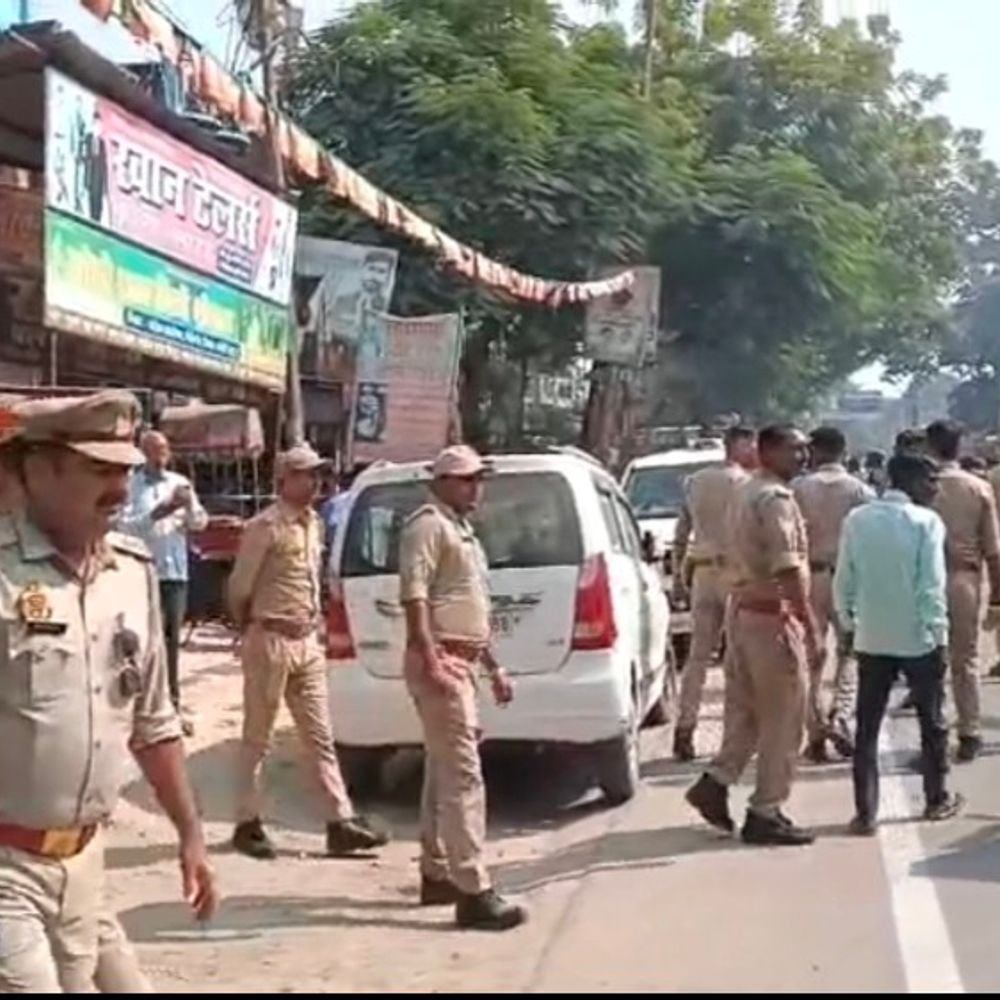 अमेठी में भाजपाइयों ने खड़गे का पुतला फूंका:कांग्रेस कार्यालय के बाहर प्रदर्शन कर की नारेबाजी