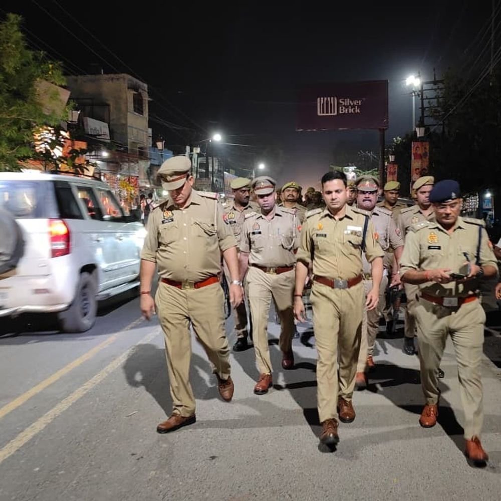 हरदोई में एसपी ने पुलिस बल के साथ निकाला पैदल-मार्च:व्यापारियों को CCTV चालू रखने के निर्देश, पूजा पंडालों और शोभायात्राओं की सुरक्षा पर रहेगी नजर