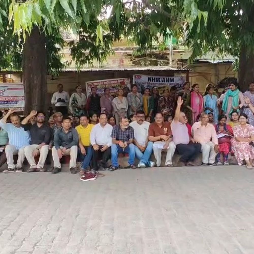 मैनपुरी में NHM संविदा स्वास्थ्य कर्मियों का प्रदर्शन:समान काम-समान वेतन और नियमितीकरण की मांग, भूख हड़ताल की चेतावनी