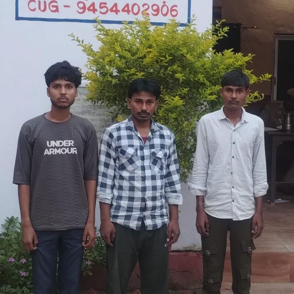 आजमगढ़ में एंटी रोमियो टीम की कार्रवाई:स्कूल जा रही छात्राओं पर अश्लील टिप्पणी करने वाले तीन युवक हिरासत में