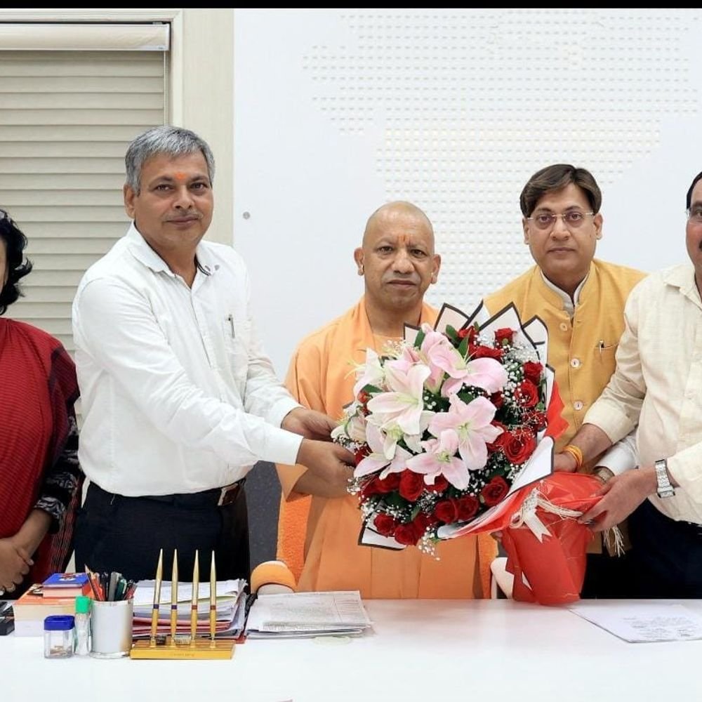 लखनऊ में सीएम से मिला शिक्षकों का प्रतिनिधिमंडल:पुरानी पेंशन बहाली, सेवानिवृत्ति आयु 65 वर्ष करने सहित रखीं कई मांगें