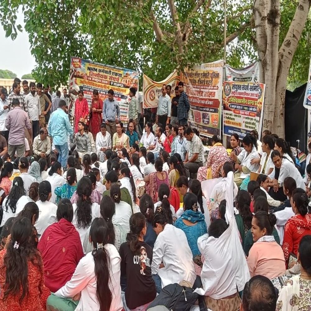 लखनऊ में NHM कर्मियों का प्रदर्शन दूसरे दिन भी जारी:परमानेंट करने और वेतन बढ़ाने की मांग, ईको गार्डन में जुटे कर्मचारी