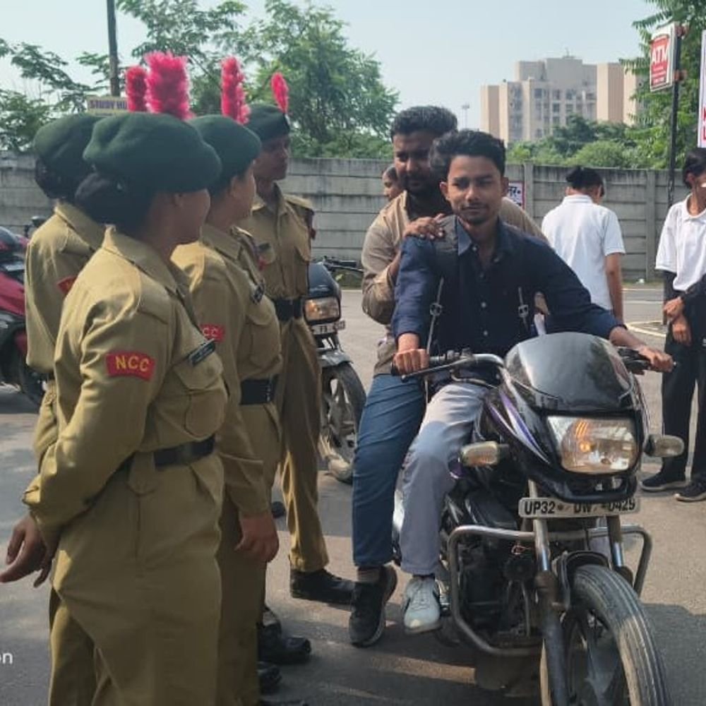 भाषा विश्वविद्यालय में यातायात जागरूकता अभियान:एनसीसी कैडेट्स ने संभाली सड़क कमान, नागरिकों को सिखाए सुरक्षा के नियम